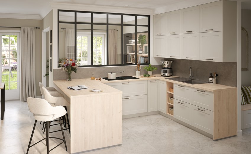 Cette cuisine est séparée du reste de la pièce par une verrière noire de style atelier qui apporte de la lumière et du caractère.