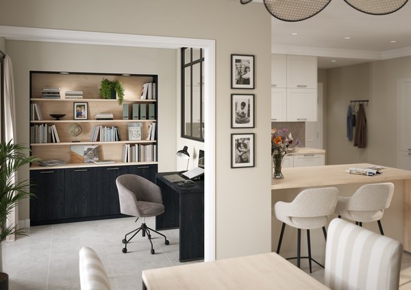 Séparation Élégante par Verrière : Bureau et Espace de Vie Découvrez un agencement moderne où une verrière noire de style atelier sépare élégamment le bureau de l'espace cuisine/salle à manger, optimisant la lumière.