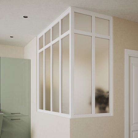 Solution design pour créer un espace lumineux et intime verrière d'angle blanche élégante avec verre sablé, dans une ambiance aux tons doux.